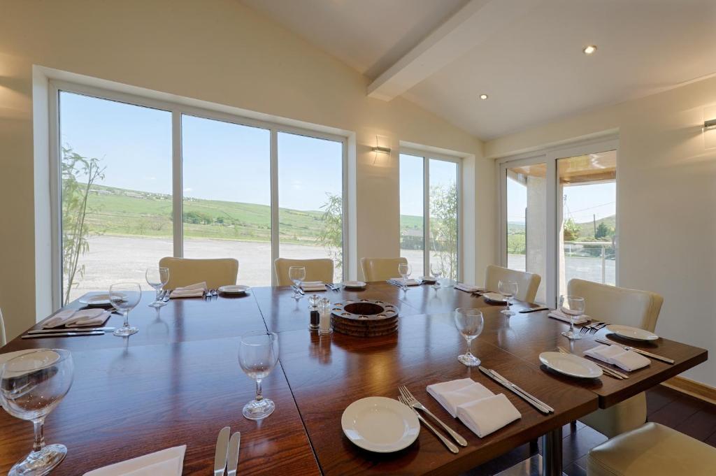 Clough Manor Hotel Denshaw ภายนอก รูปภาพ