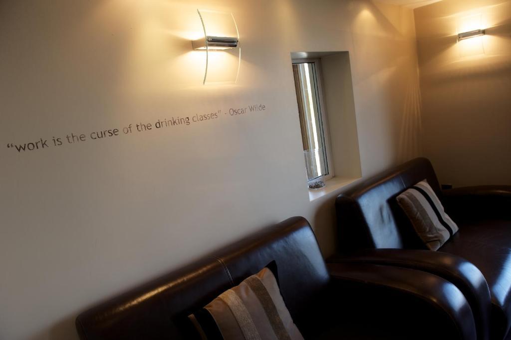 Clough Manor Hotel Denshaw ภายนอก รูปภาพ