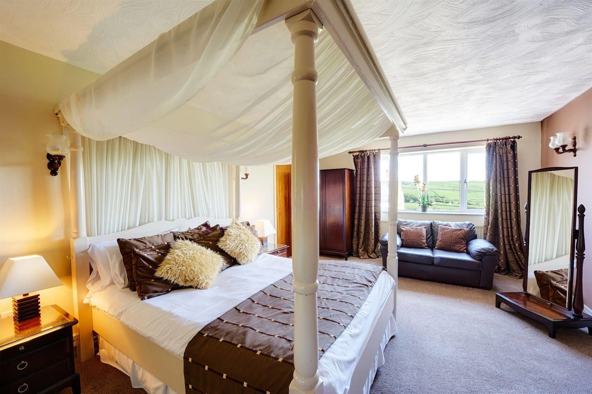 Clough Manor Hotel Denshaw ภายนอก รูปภาพ