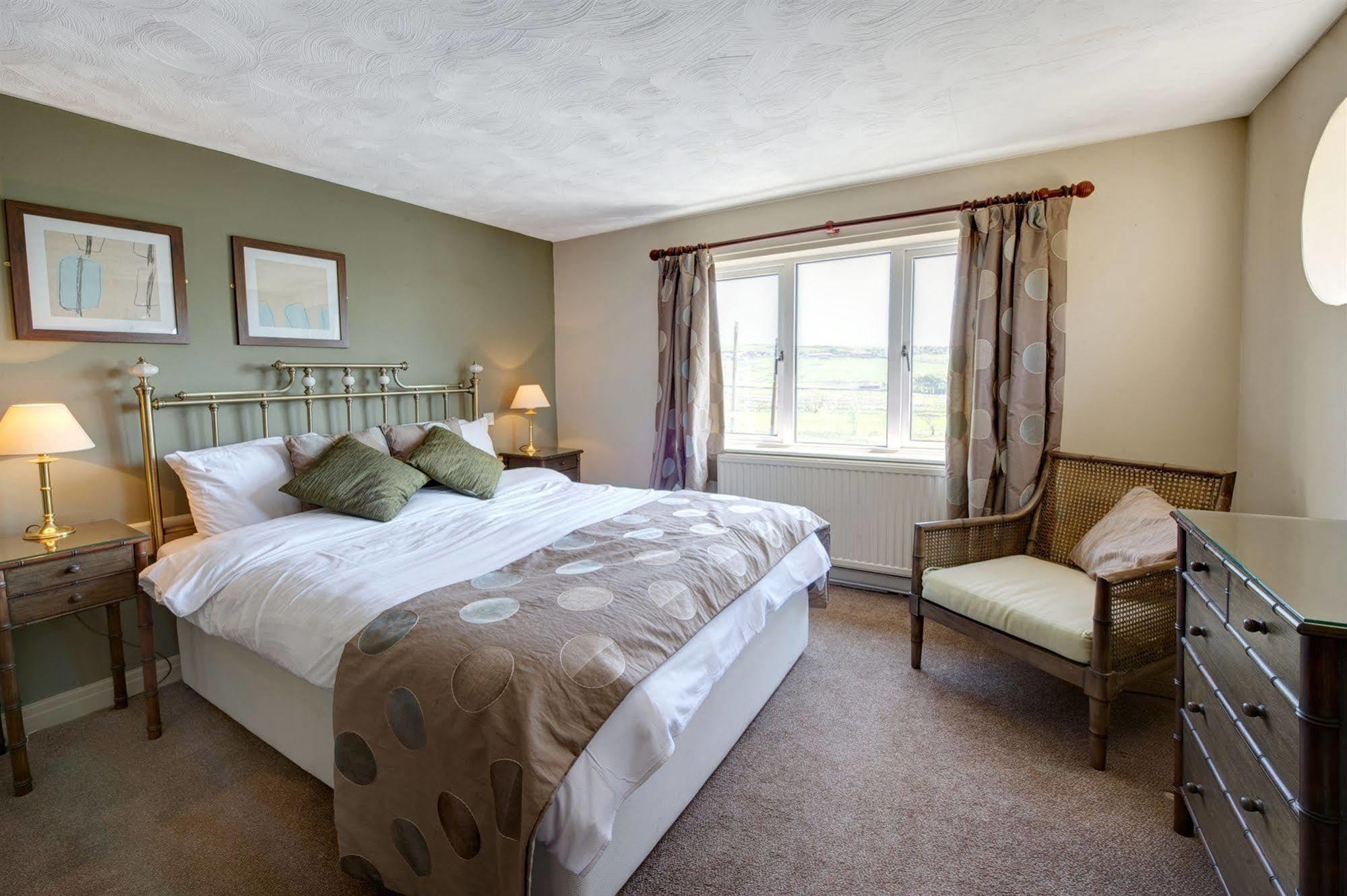 Clough Manor Hotel Denshaw ภายนอก รูปภาพ