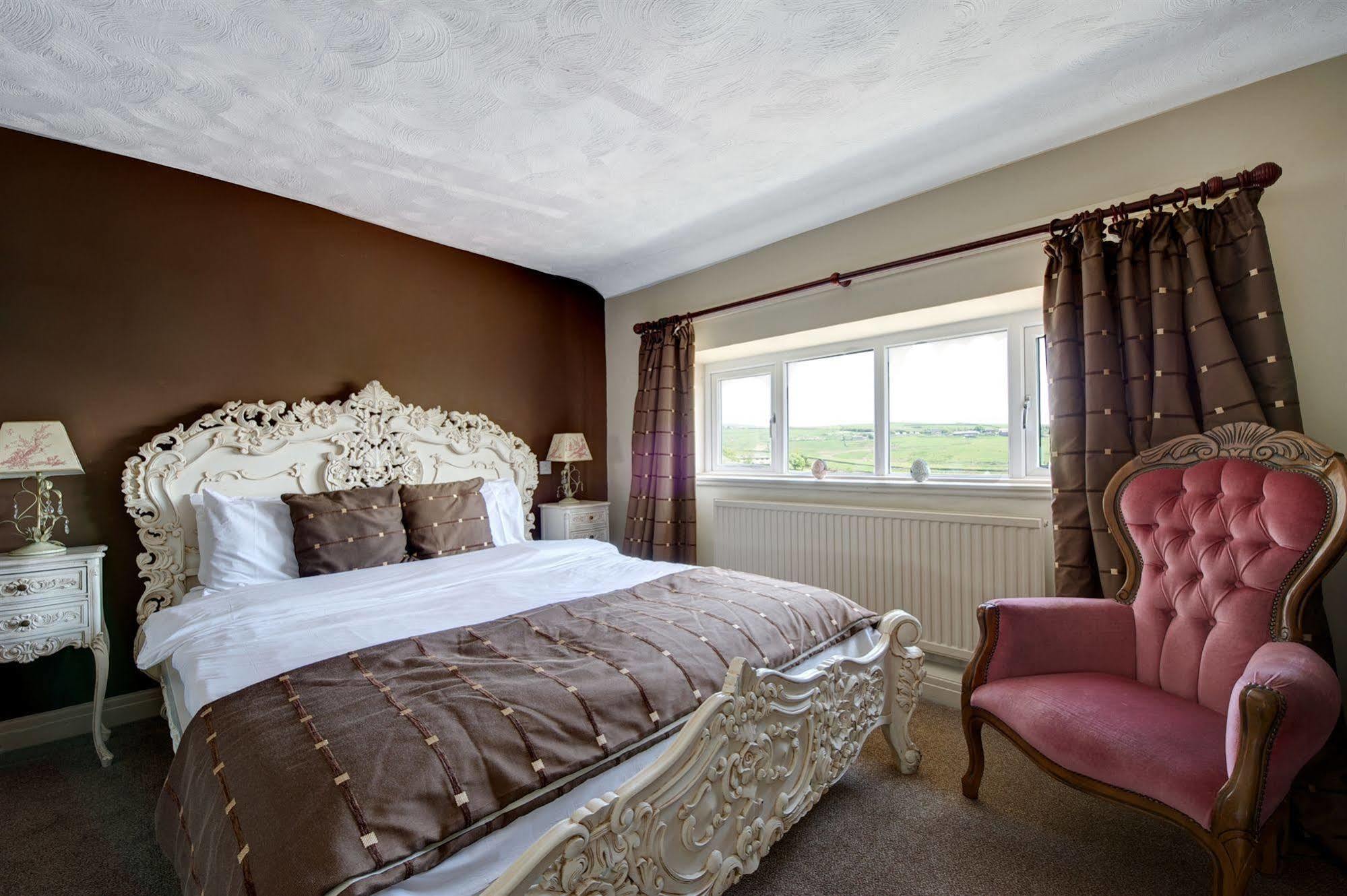 Clough Manor Hotel Denshaw ภายนอก รูปภาพ