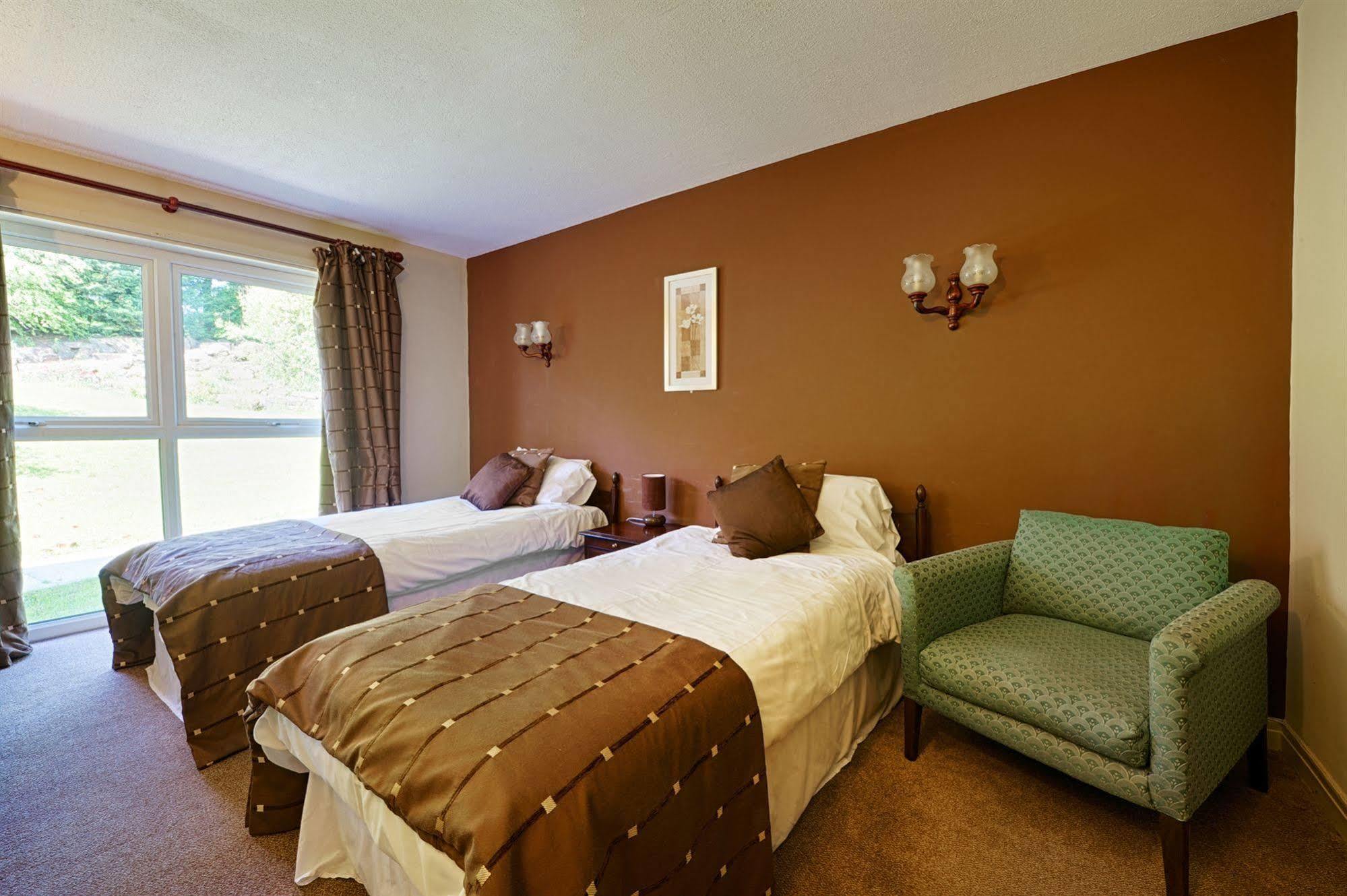 Clough Manor Hotel Denshaw ภายนอก รูปภาพ