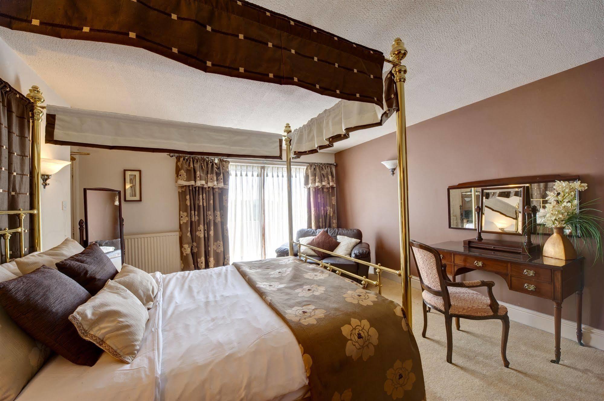 Clough Manor Hotel Denshaw ภายนอก รูปภาพ