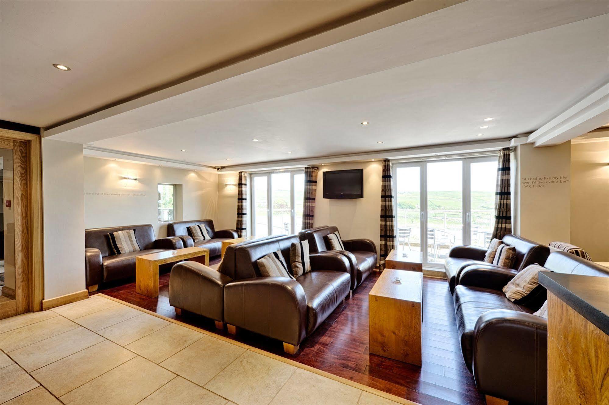 Clough Manor Hotel Denshaw ภายนอก รูปภาพ